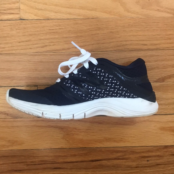 Women’s New Balance 711s - Picture 2 of 4